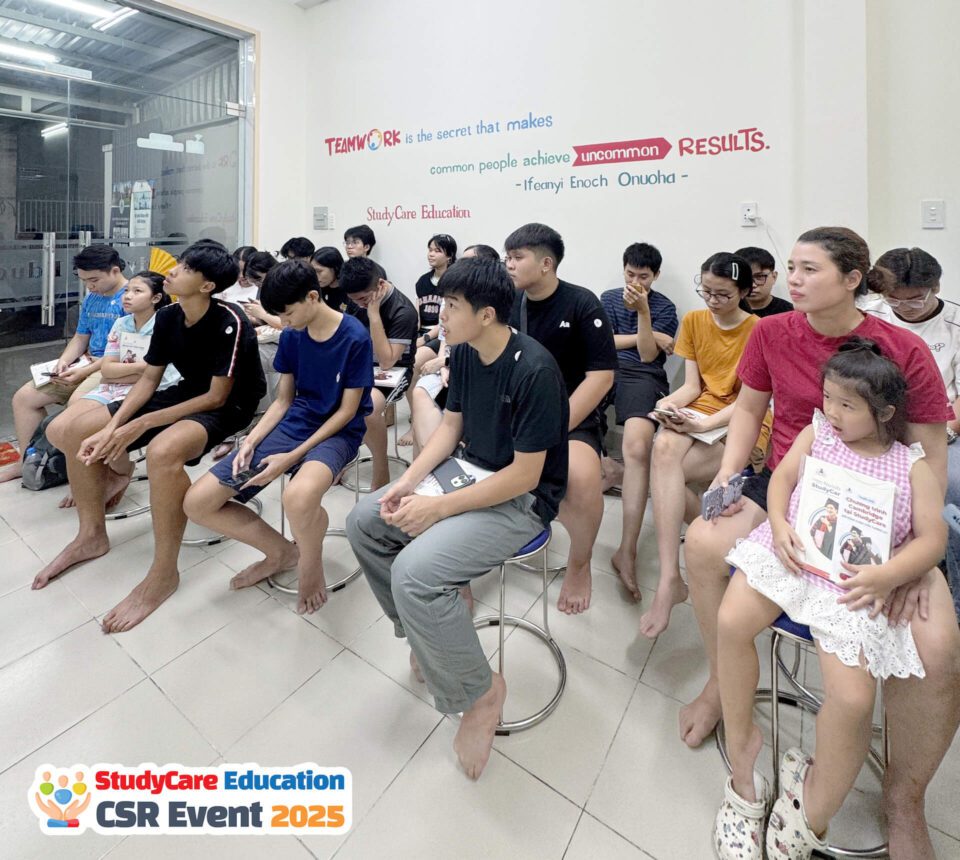 Các bạn học sinh chăm chú làm bài test MBTI