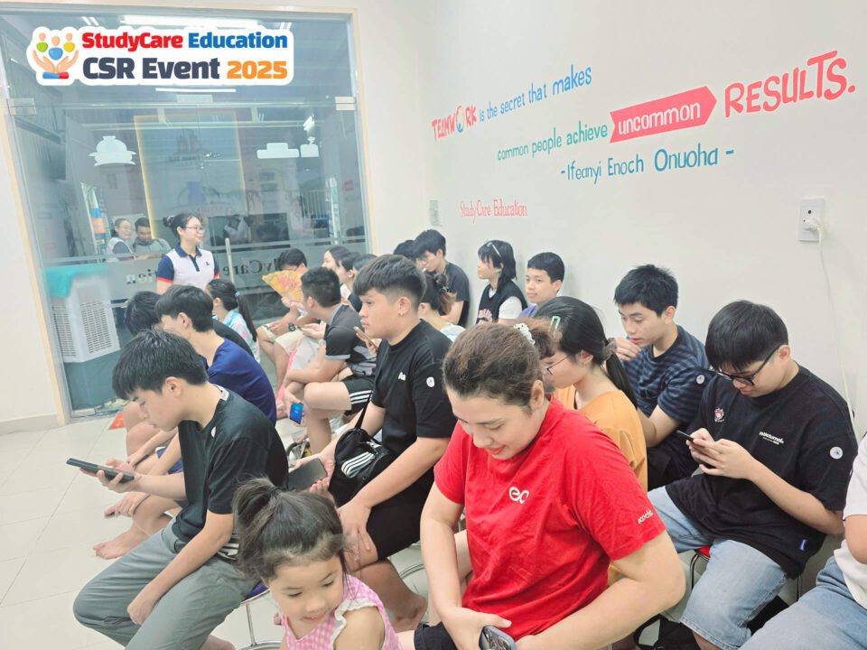 Các bạn học sinh chăm chú làm bài test MBTI