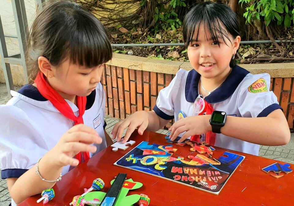 Các bạn nhỏ phấn khởi khi được tham gia trò chơi
