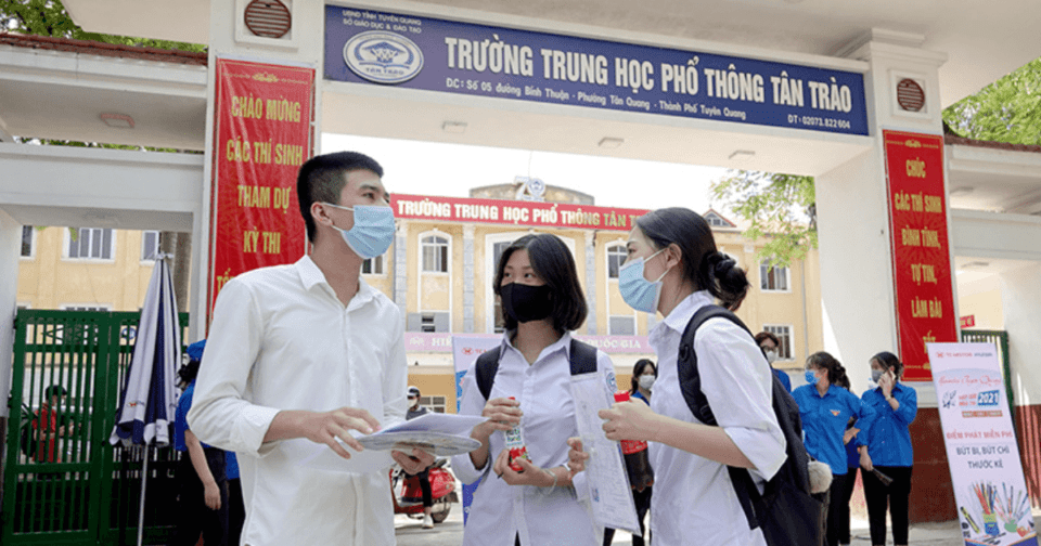 Đề thi bám sát chương trình phổ thôngĐề thi bám sát chương trình phổ thông