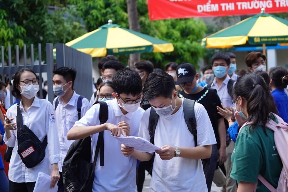 Điểm sàn năm 2025 nhìn chung giảm nhẹ so với 2024, có ngành giảm sâu 5–7 điểm
