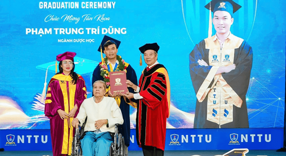Dũng và mẹ trong khoảnh khắc nhận bằng tốt nghiệp