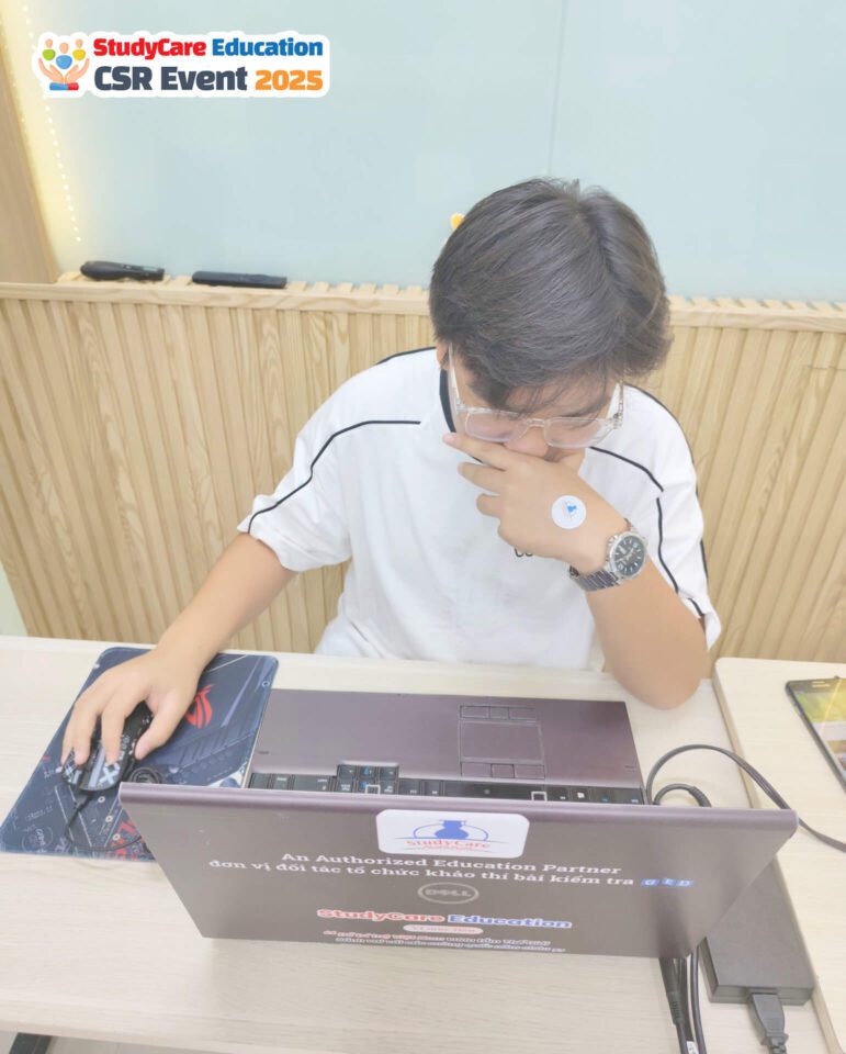 Học sinh được hỗ trợ làm bài test MBTI ngay tại sự kiện