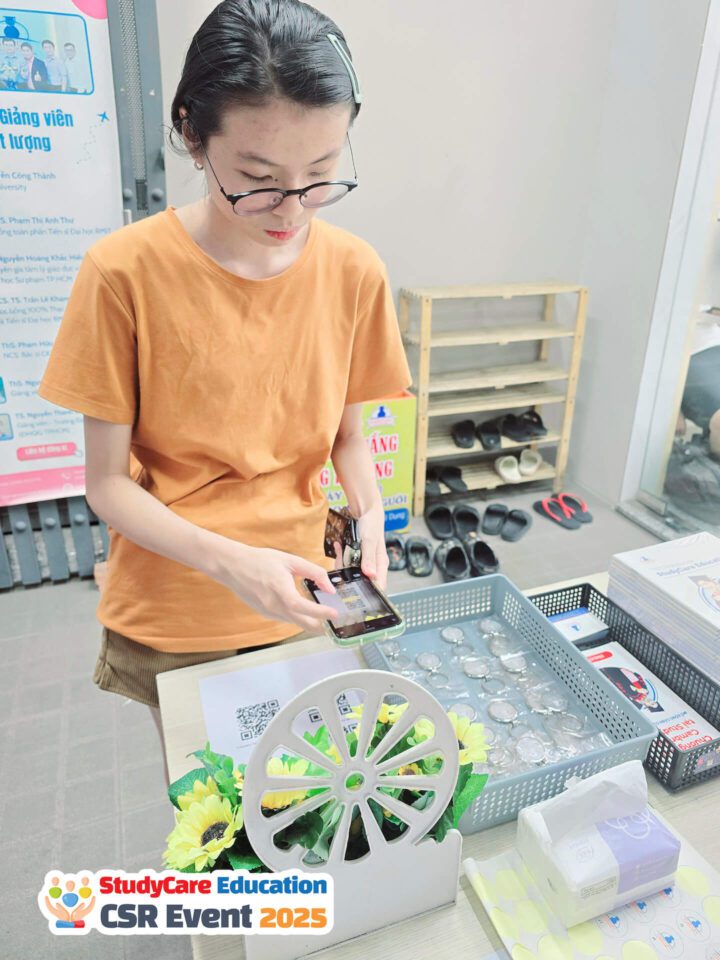 Học sinh được hướng dẫn quét mã QR truy cập bài test MBTI
