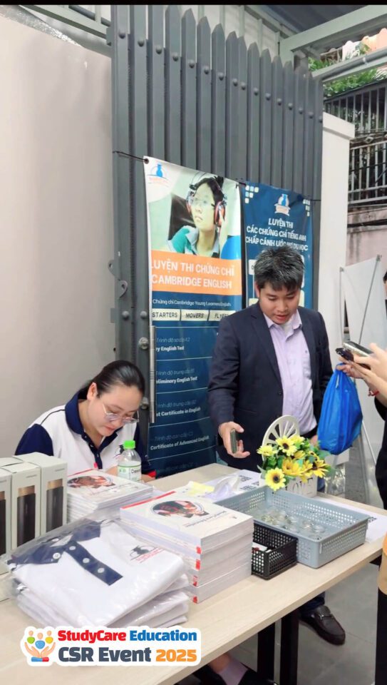 Học sinh được hướng dẫn quét mã QR truy cập bài test MBTI