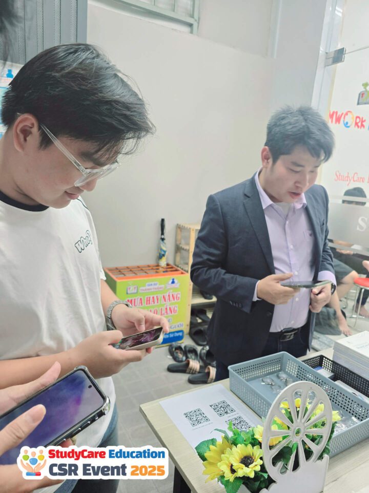 Học sinh được hướng dẫn quét mã QR truy cập bài test MBTI