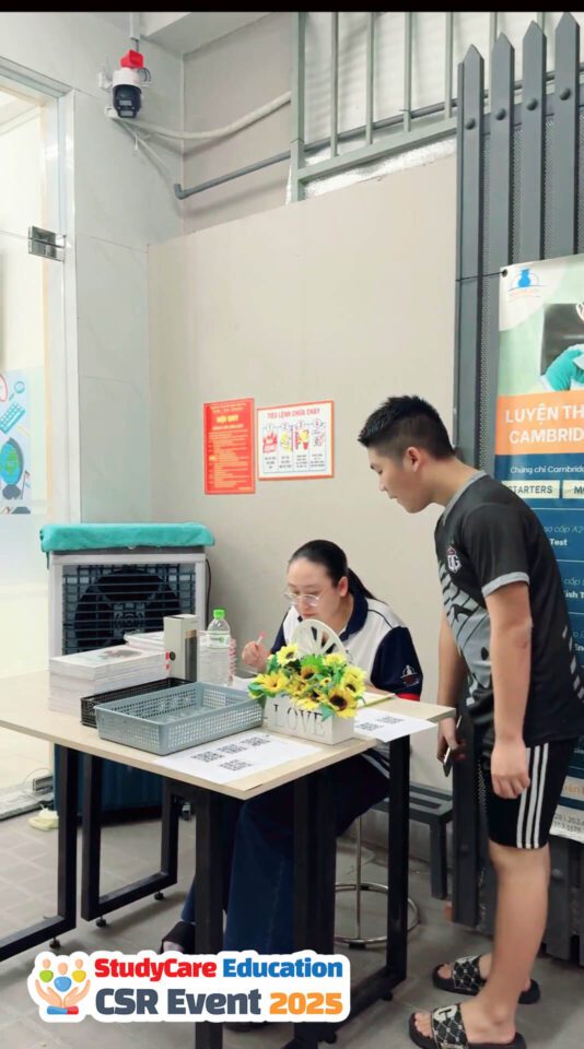 Học sinh được hướng dẫn quét mã QR truy cập bài test MBTI