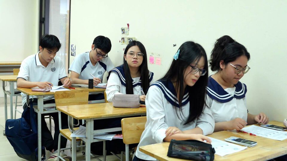 Học sinh lớp 12 tập trung ôn luyện trong giai đoạn cận kề kỳ thi tốt nghiệp THPT 2026, thời điểm áp lực học tập và cạnh tranh xét tuyển đại học gia tăng mạnh.