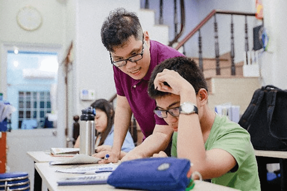 Học sinh lớp IELTS được hướng dẫn tận tình tại trung tâm StudyCare