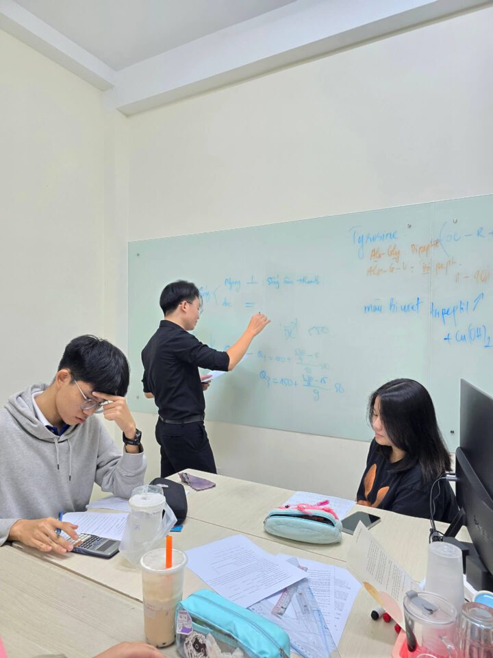 Học sinh ôn thi tốt nghiệp THPT Quốc Gia tại StudyCare Education