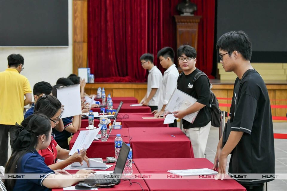 Học sinh THPT tham gia các hoạt động hướng nghiệp và chuẩn bị cho mùa tuyển sinh đại học 2026