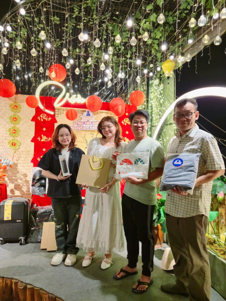 Mọi người hào hứng tham gia các trò chơi và nhận những phần quà đầy ý nghĩa