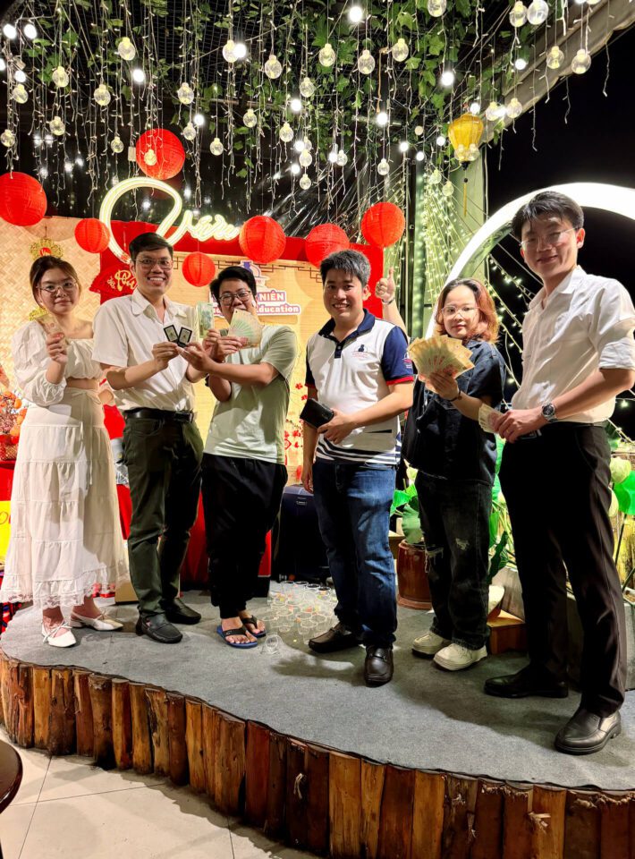 Mọi người hào hứng tham gia các trò chơi và nhận những phần quà đầy ý nghĩa