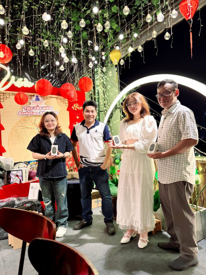 Mọi người hào hứng tham gia các trò chơi và nhận những phần quà đầy ý nghĩa