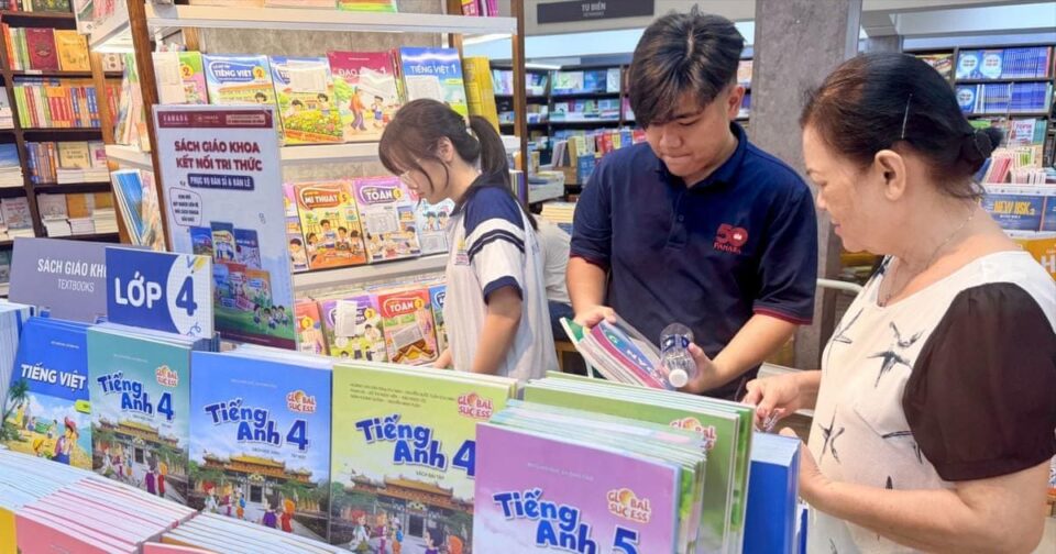 Phụ huynh tìm mua sách giáo khoa cho con tại TP.HCM