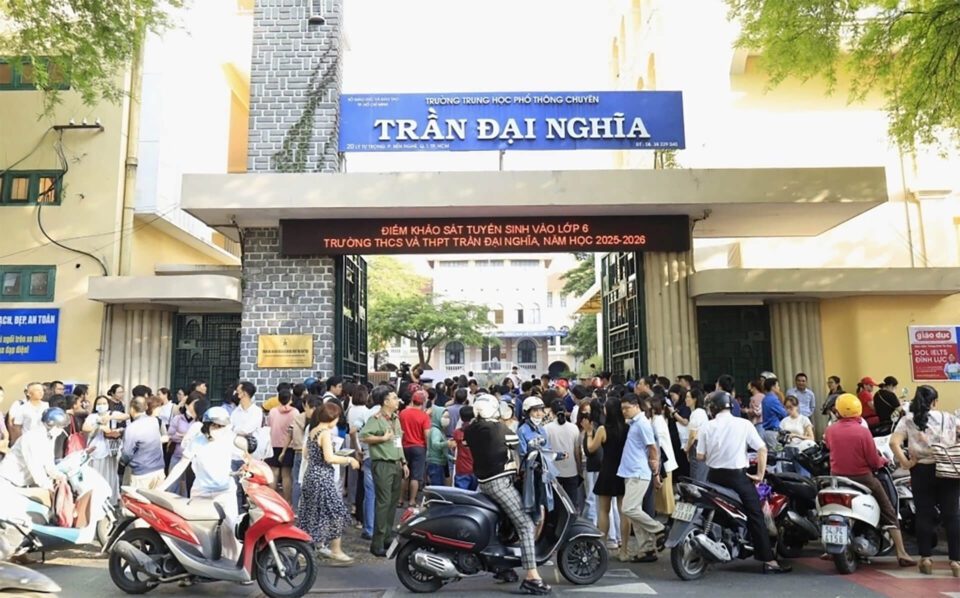 Phụ huynh và học sinh tập trung trước cổng Trường THCS - THPT Trần Đại Nghĩa trong kỳ khảo sát tuyển sinh lớp 6.