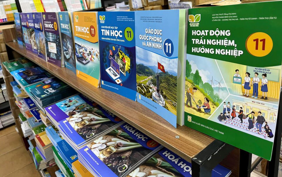Sách giáo khoa được trưng bày tại nhà sách