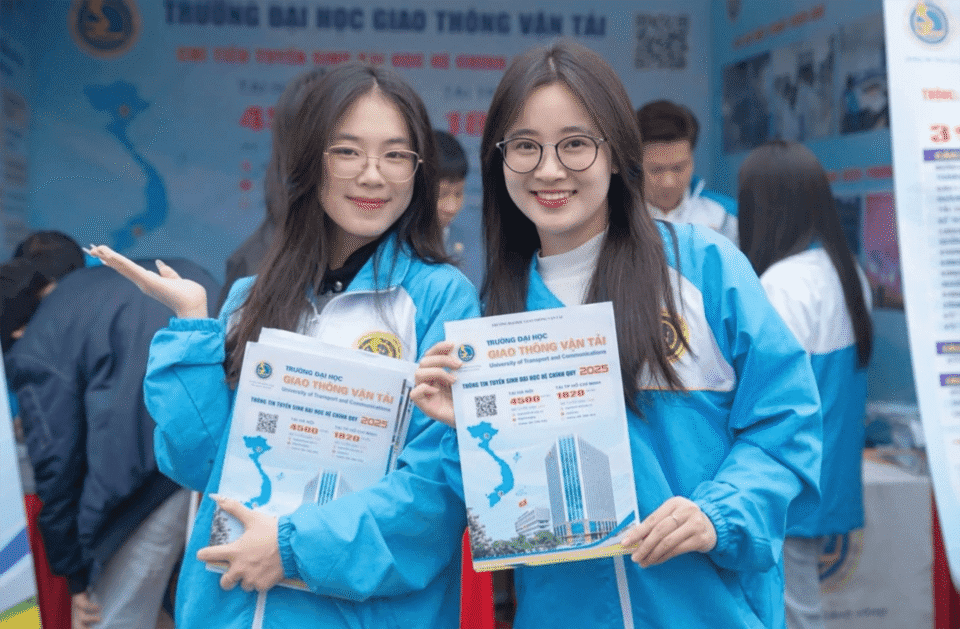 Sinh viên Đại học Giao thông vận tải tham gia tư vấn tuyển sinh