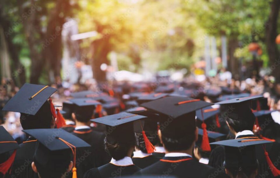 sinh viên đại học tốt nghiệp