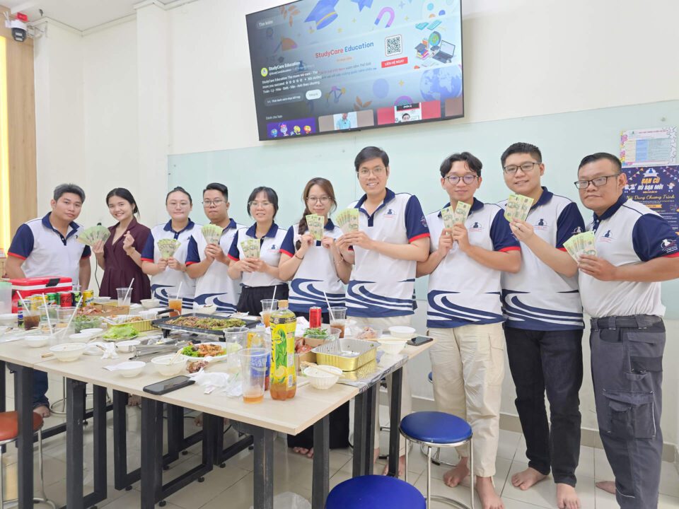 StudyCare Education vinh danh và trao thưởng dành cho các cá nhân xuất sắc