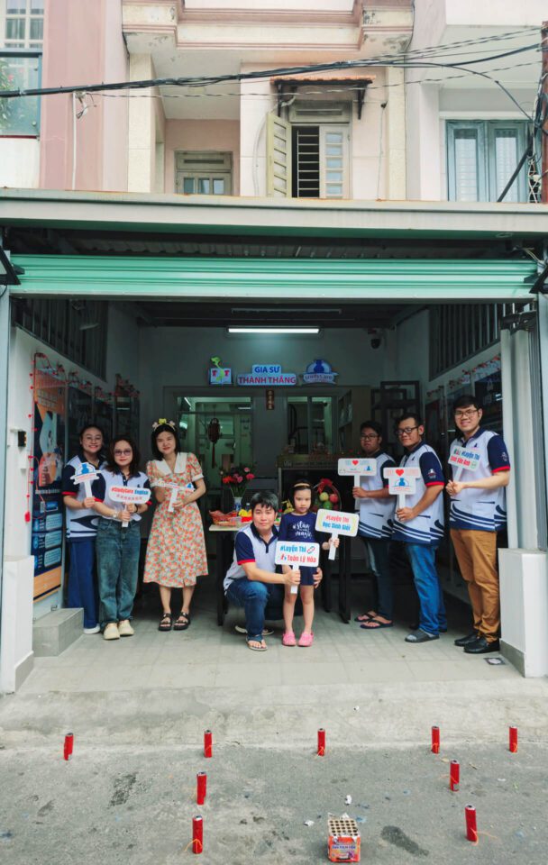 Tập thể đội ngũ StudyCare chụp hình kỷ niệm Tân niên 2025