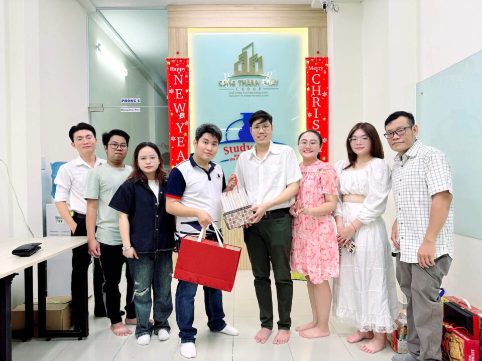 Tập thể StudyCare chụp hình kỷ niệm nhận quà Tết 2025