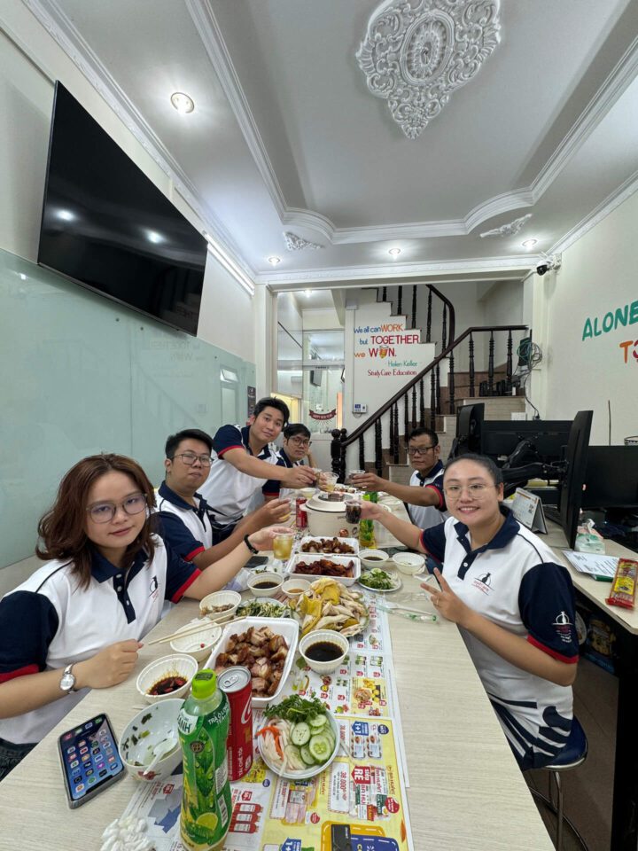 Tập thể StudyCare tại buổi tiệc Tân niên 2025