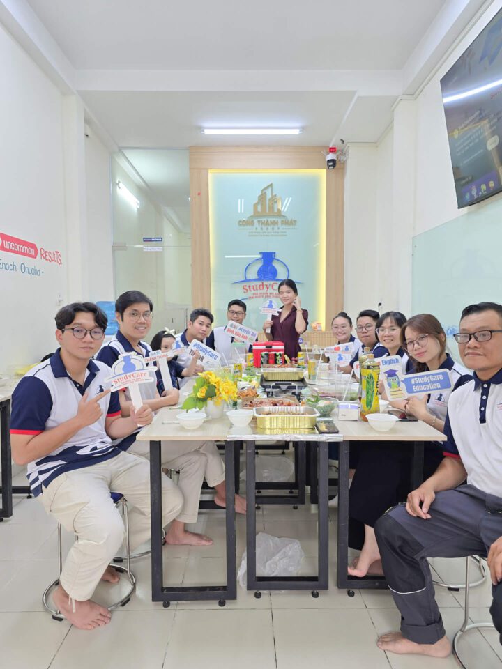 Tập thể StudyCare cùng tham dự buổi tiệc thân mật đầy ấm cúng