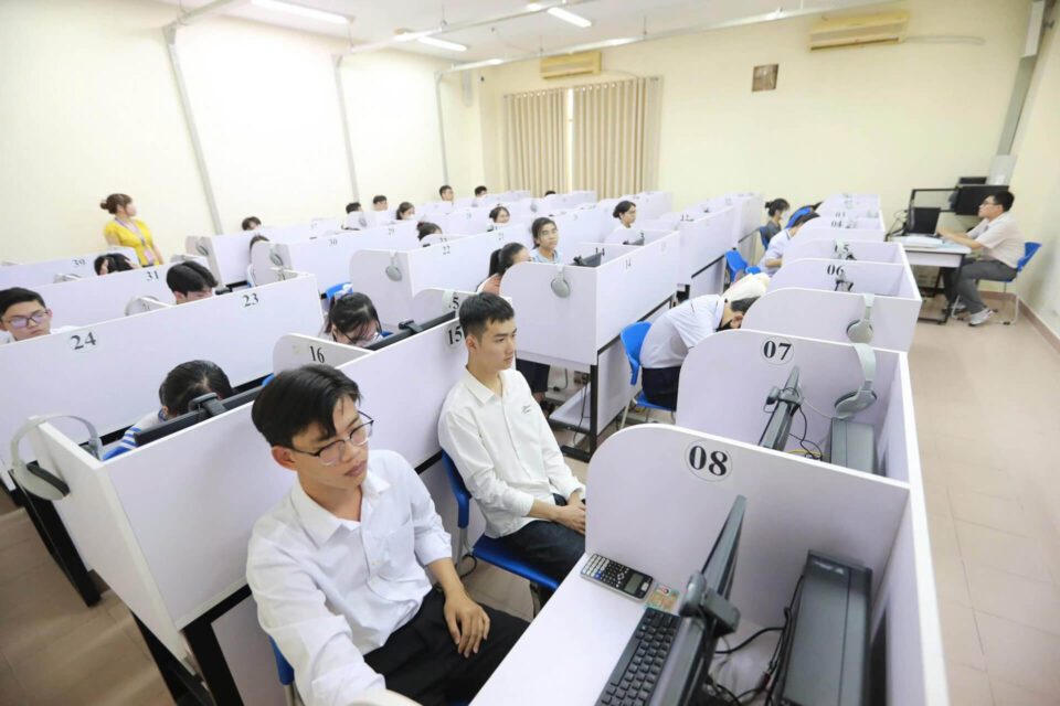 Thí sinh làm bài tại phòng thi trên máy tính