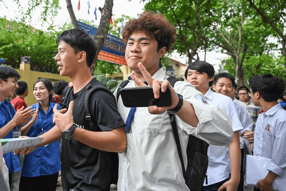 Thí sinh rời điểm thi sau khi hoàn thành bài thi môn Toán trong kỳ thi tốt nghiệp THPT