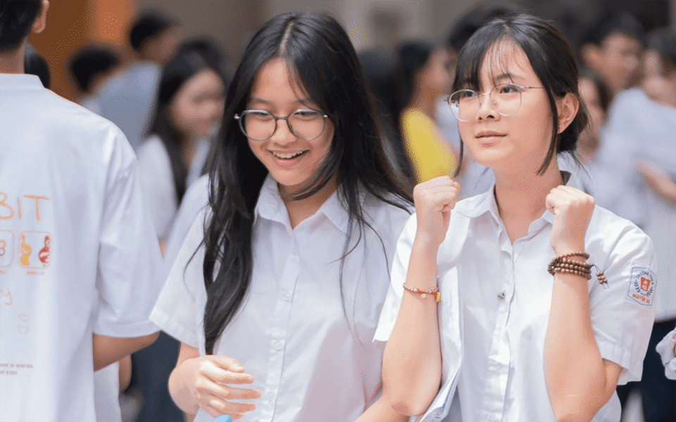 Thí sinh tham dự kỳ thi tốt nghiệp THPT tại một điểm thi, thể hiện quy mô đông đảo và mức độ cạnh tranh ngày càng cao của kỳ thi quốc gia.