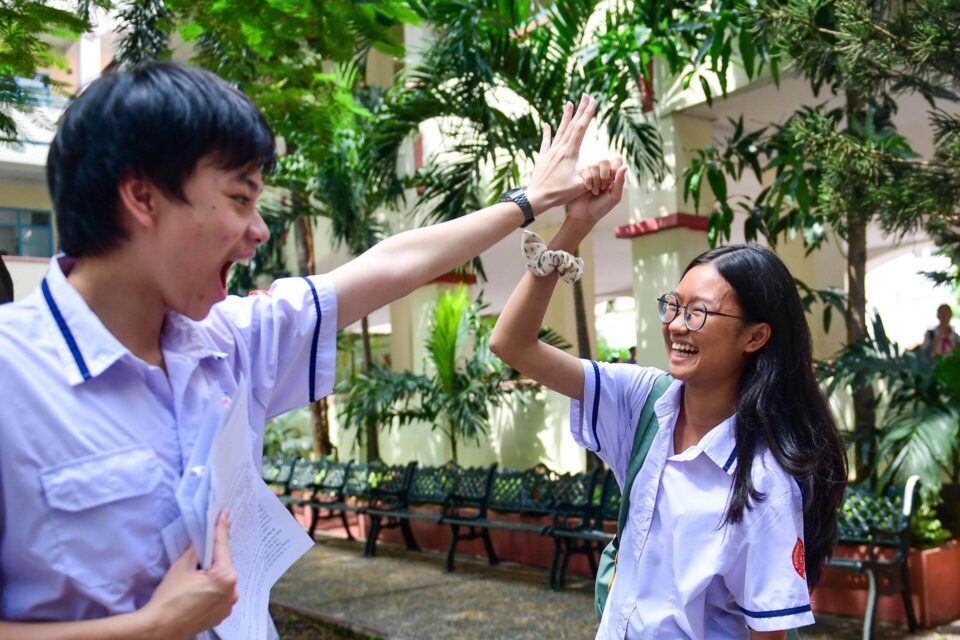 Thí sinh TP.HCM rời phòng thi trong tâm lý thoải mái sau kỳ thi tuyển sinh lớp 10