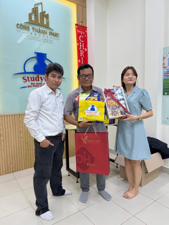 TS. Nguyễn Công Thành – Giám đốc StudyCare Education gửi quà đến nhân viên