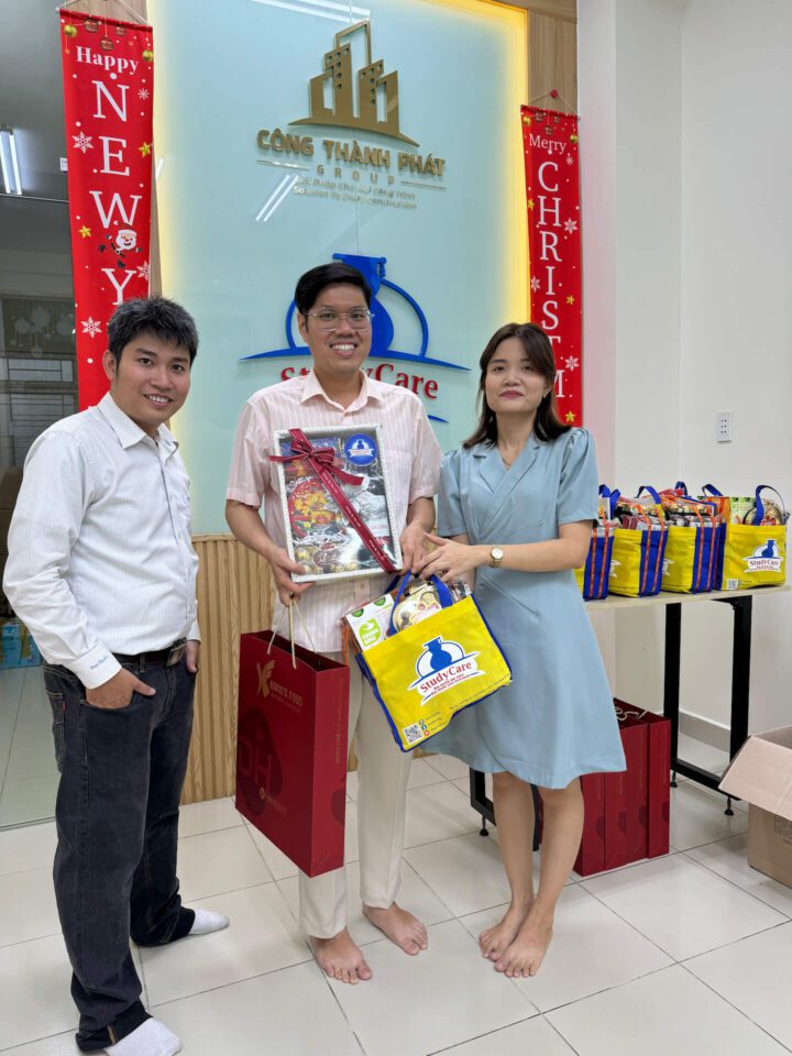 TS. Nguyễn Công Thành – Giám đốc StudyCare Education gửi quà đến nhân viên