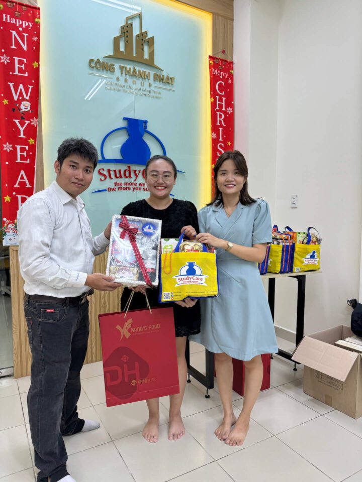 TS. Nguyễn Công Thành – Giám đốc StudyCare Education gửi quà đến nhân viên