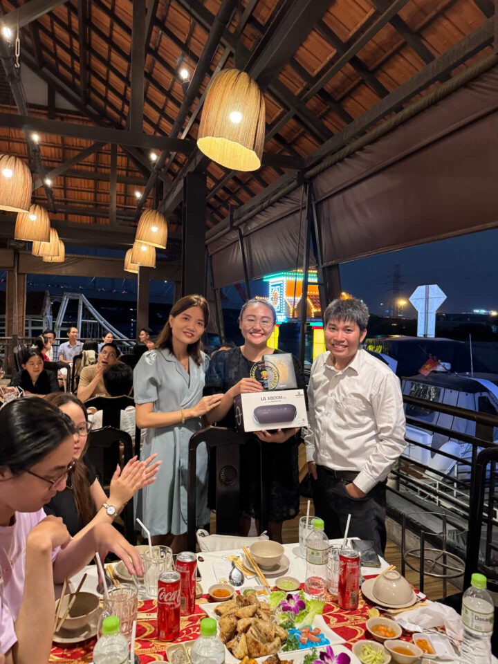 TS. Nguyễn Công Thành – Giám đốc StudyCare Education gửi quà đến nhân viên đạt giải Tiktok Master 2023