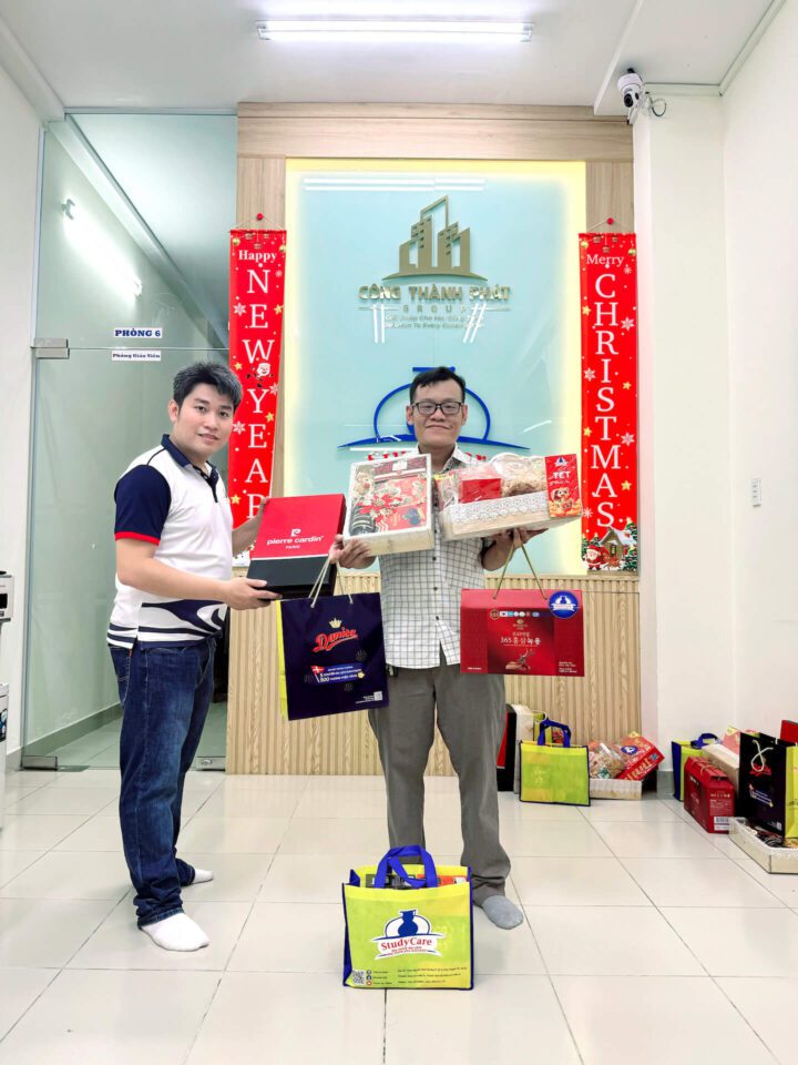 TS. Nguyễn Công Thành – Giám đốc StudyCare Education gửi quà Tết đến từng nhân viên