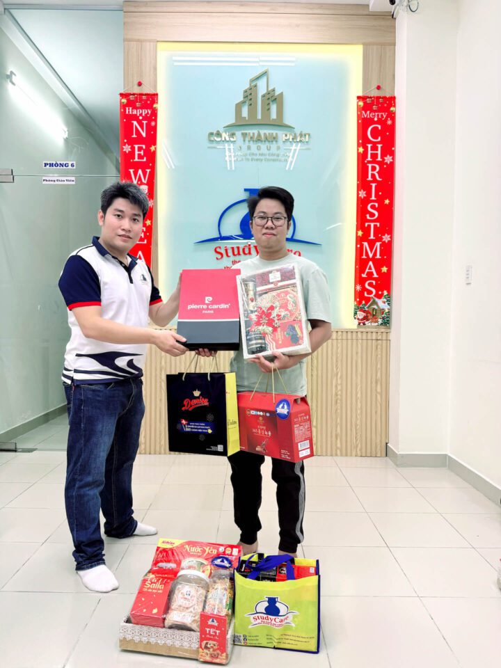 TS. Nguyễn Công Thành – Giám đốc StudyCare Education gửi quà Tết đến từng nhân viên