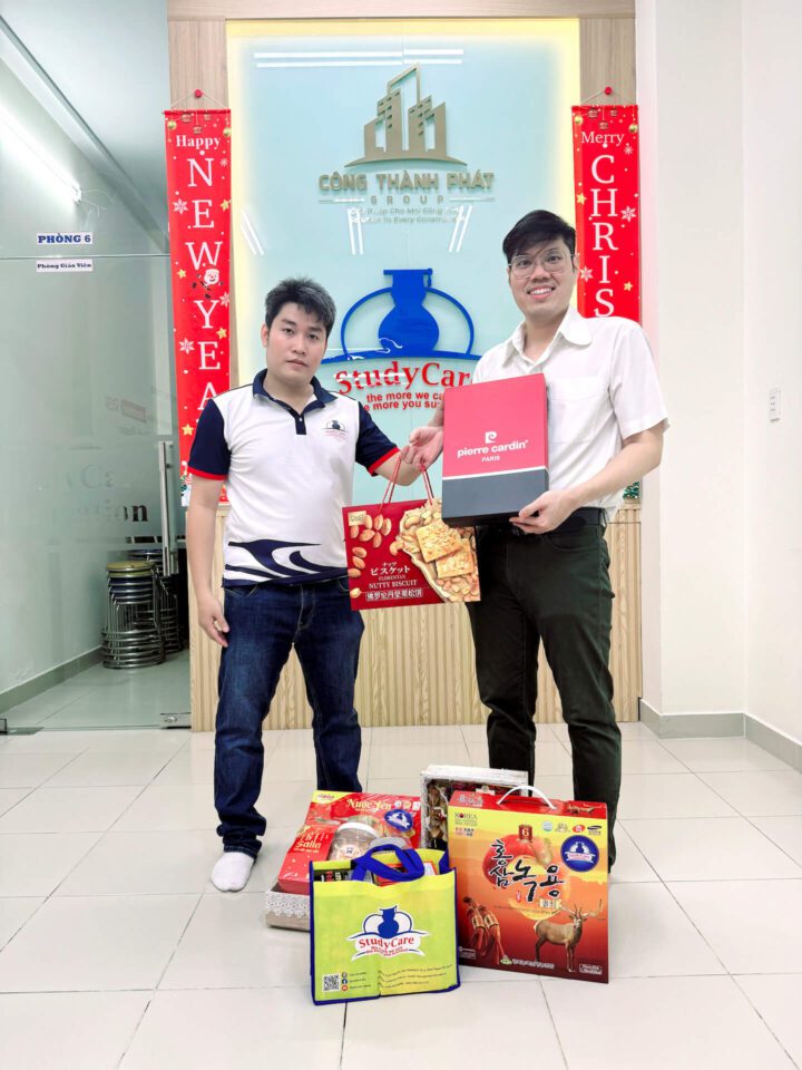 TS. Nguyễn Công Thành – Giám đốc StudyCare Education gửi quà Tết đến từng nhân viên