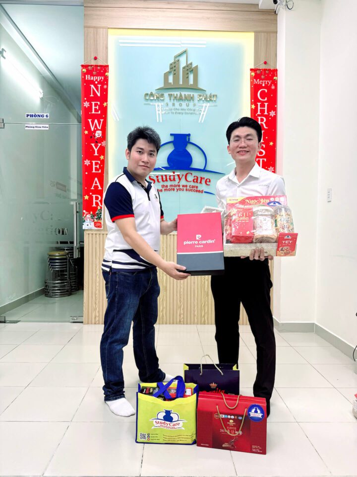 TS. Nguyễn Công Thành – Giám đốc StudyCare Education gửi quà Tết đến từng nhân viên