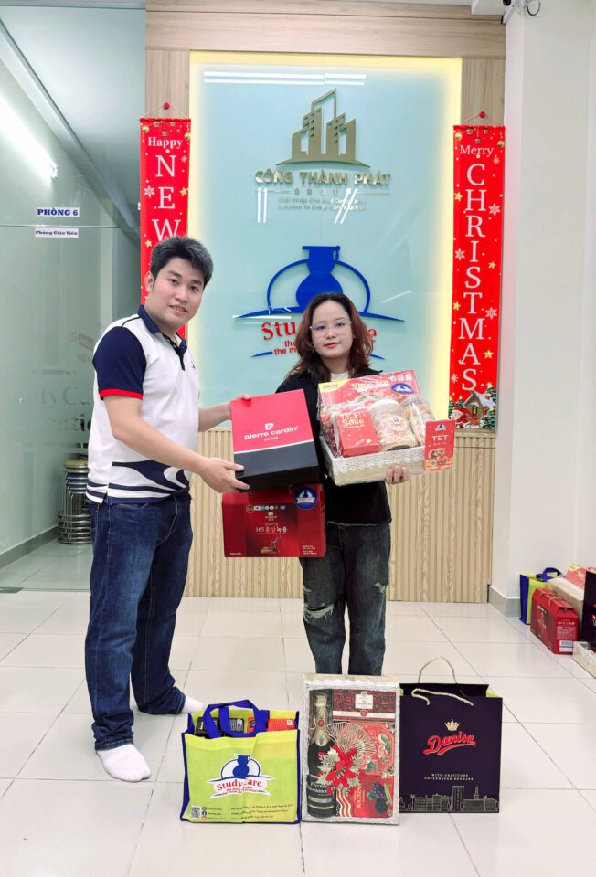 TS. Nguyễn Công Thành – Giám đốc StudyCare Education gửi quà Tết đến từng nhân viên