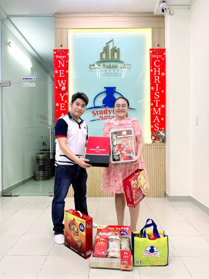 TS. Nguyễn Công Thành – Giám đốc StudyCare Education gửi quà Tết đến từng nhân viên