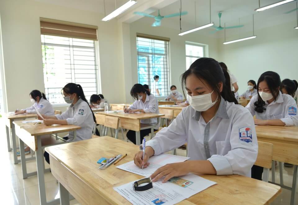 các bạn học sinh lớp 10