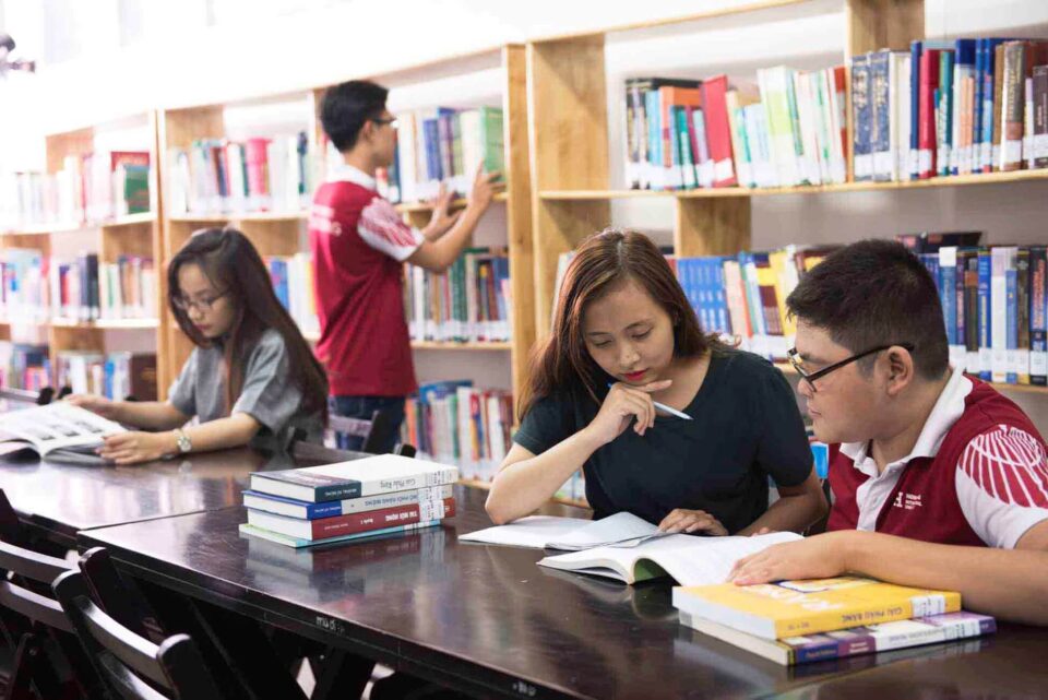 Sinh viên cần phải thích nghi với áp lực học nhanh, học sâu