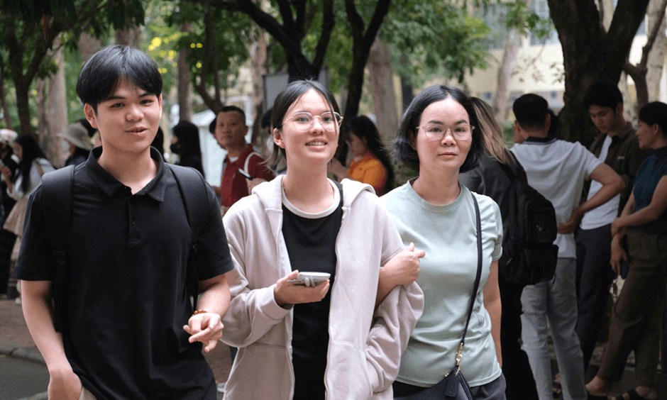 Thí sinh hào hứng tham dự kỳ thi Đánh giá năng lực đợt 1 của ĐH Quốc gia TP.HCM
