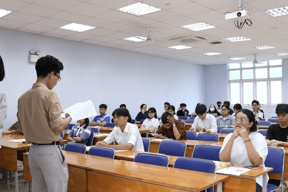 Thí sinh nghe hướng dẫn quy chế thi (hình minh họa)